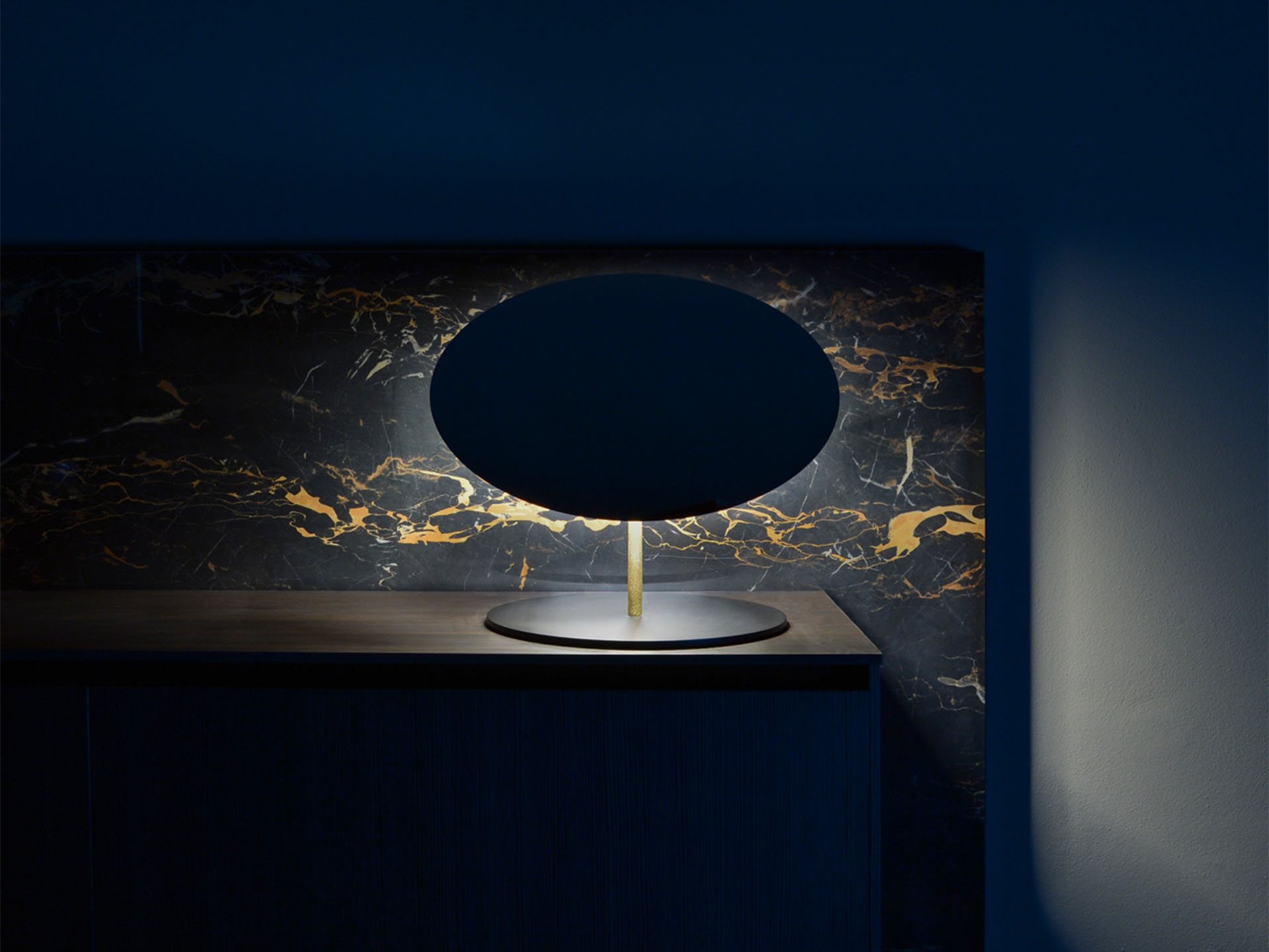 /static/uploadimage/Thumbnail_-_Den_ban_calvino_table_lamp_by_Davide_Groppi_-_Conte_Living_italian_furniture.jpg
