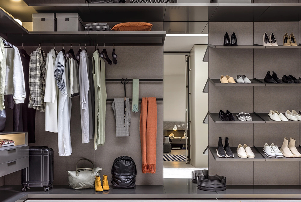 Walk-in Break Wardrobe